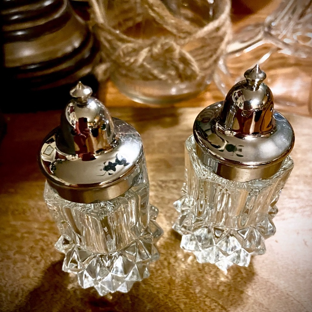 Vintage Clear Glass Salt & Pepper Shaker With Silver Tops,Spiked Diamond Pattern